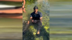 Lejos de los yates y los millones, Vladimir Guerrero Jr. prefiere pescar en el río con su gente