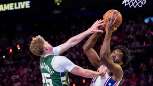 Embiid logra un triple-doble para mantener a los Sixers invictos