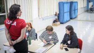 Brasil prorroga votación y pausa el recuento en segunda vuelta