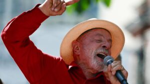Lula vuelve a liderar recuento frente a Flávio Bolsonaro