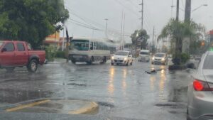 ¡No guarden el paraguas! Los aguaceros y tormentas eléctricas continuarán este lunes