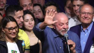 Partido de Flávio Bolsonaro reconoce la reelección de Lula