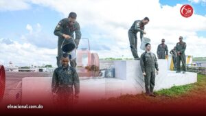 Aspirantes a pilotos de las FARD pasan la prueba y los bañan para «bajarle la fiebre»