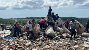 Los buzos de Duquesa: guardianes de los desechos en Santo Domingo
