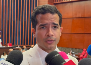 Omar acusa al Gobierno de aplicar reforma fiscal encubierta ante aumento de marbete